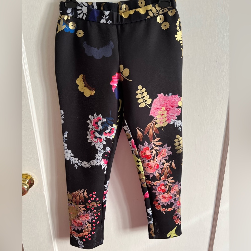 Cynthia Rowley Black Floral Bonded Scuba Legging Size 6 (Fits like a size 4)